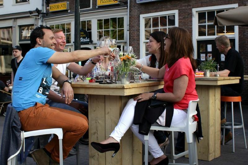 Gasten proosten op het terras van De Bijzaeck aan de Hof