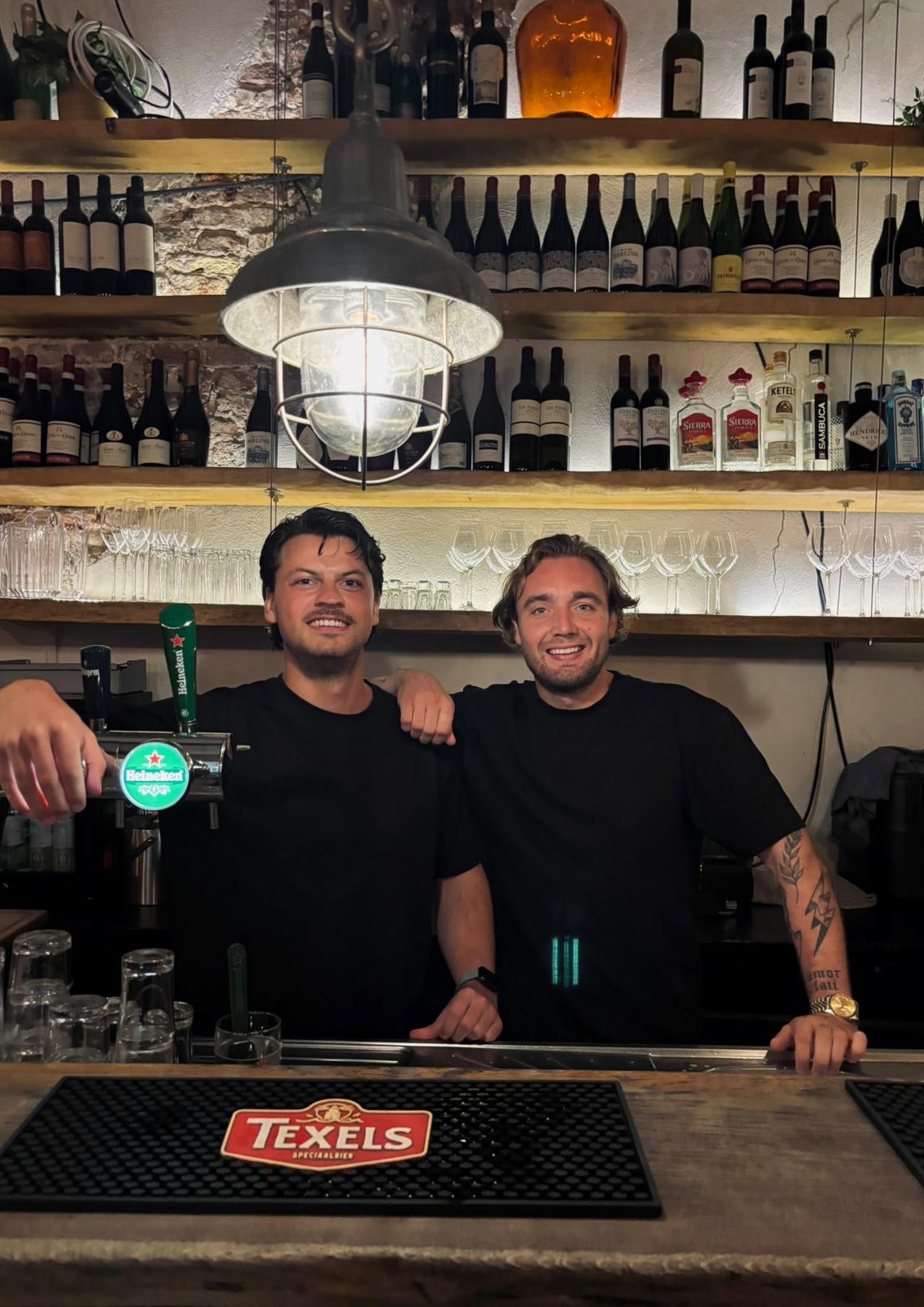 Roy van Harlingen en Martijn Boerdijk achter de bar van De Bijzaeck