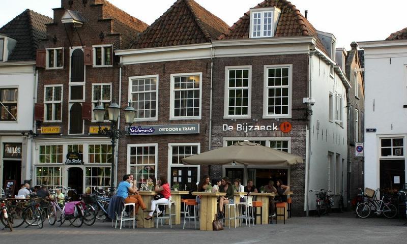 Het monumentale pand van De Bijzaeck aan de Hof in Amersfoort met het terras voor de deur